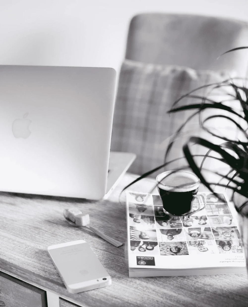 Bureau moderne avec un ordinateur portable, un téléphone et une tasse de café, symbolisant un environnement de travail productif.